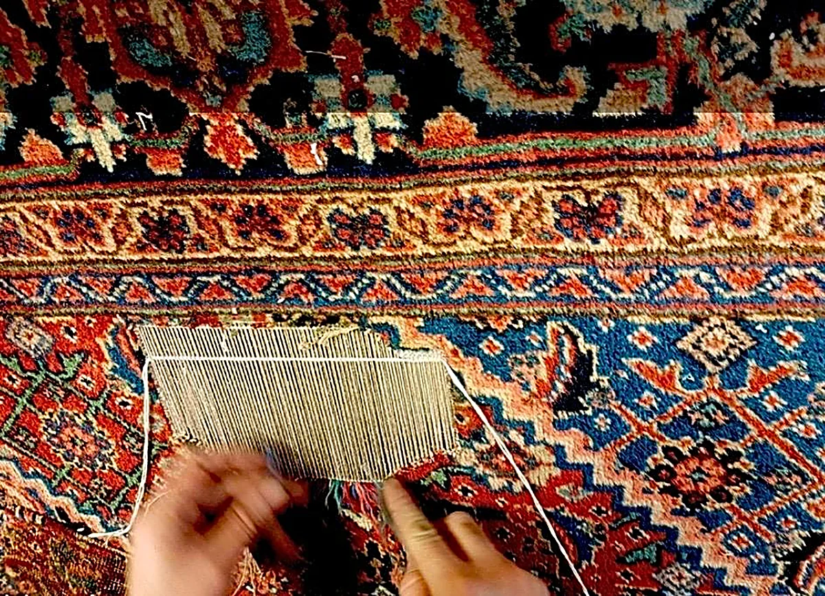 Retissage à la main de la trame d'un tapis d'Orient