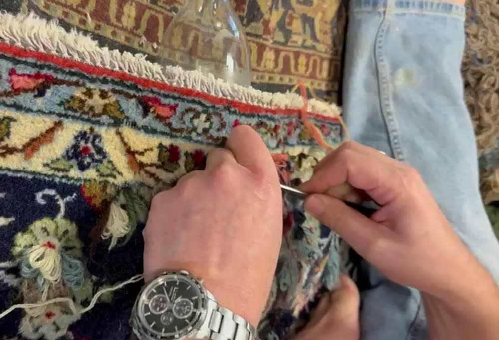 Vidéo : réparation des franges d'un tapis à la main